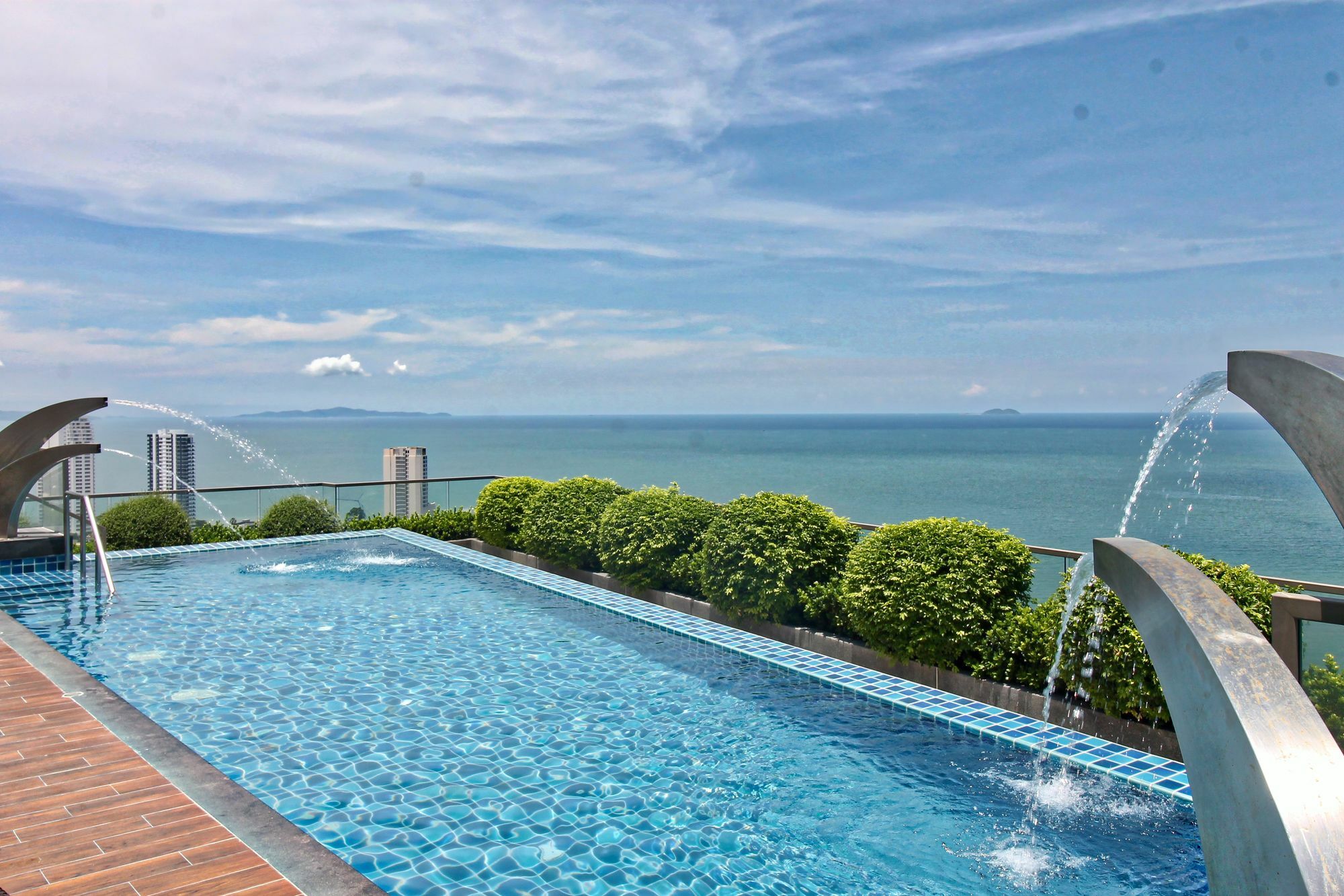 Apartamento The Peak Towers Pattaya Exterior foto