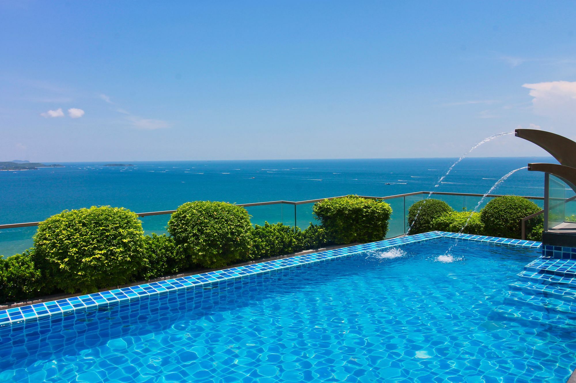 Apartamento The Peak Towers Pattaya Exterior foto