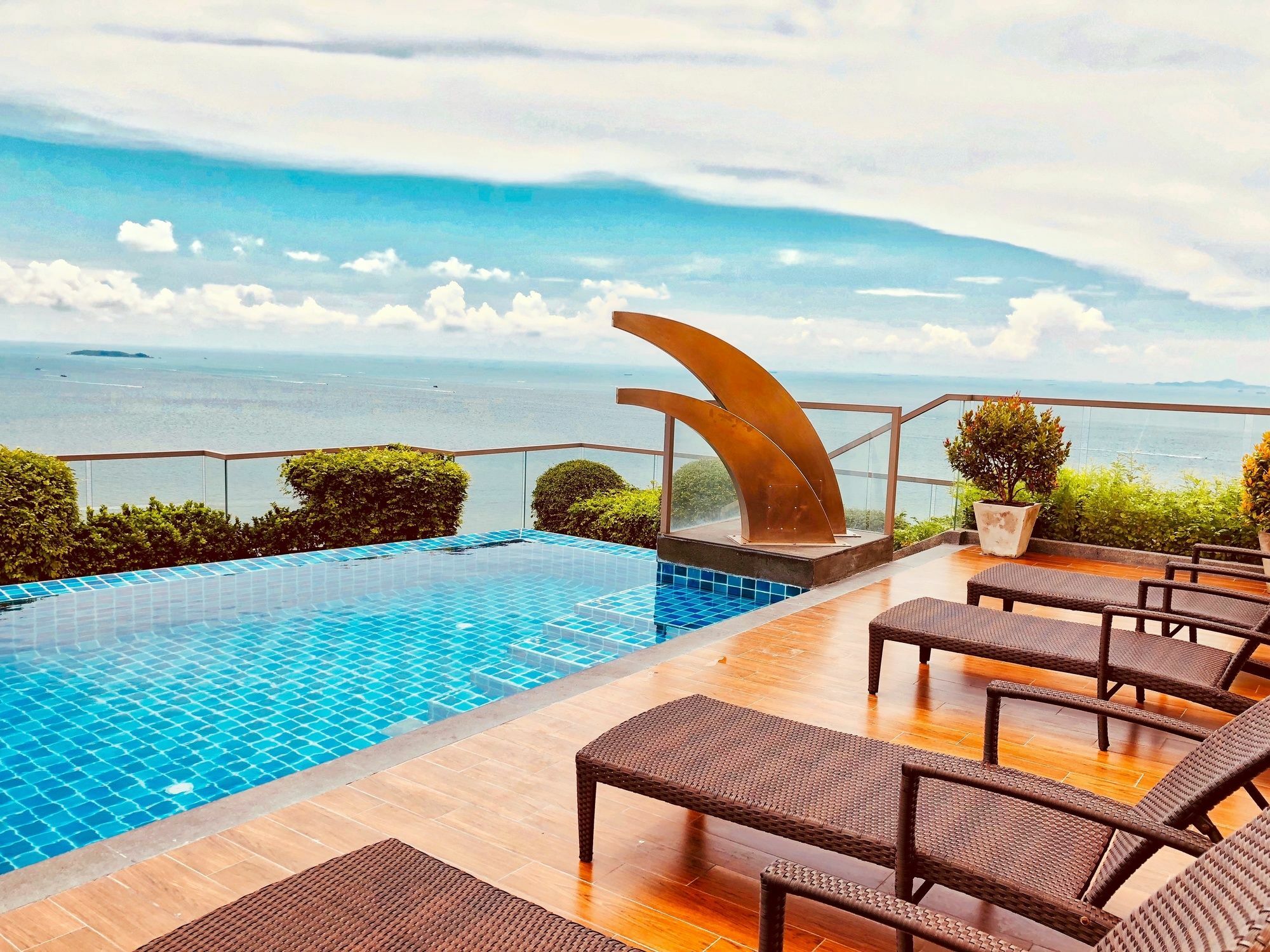Apartamento The Peak Towers Pattaya Exterior foto