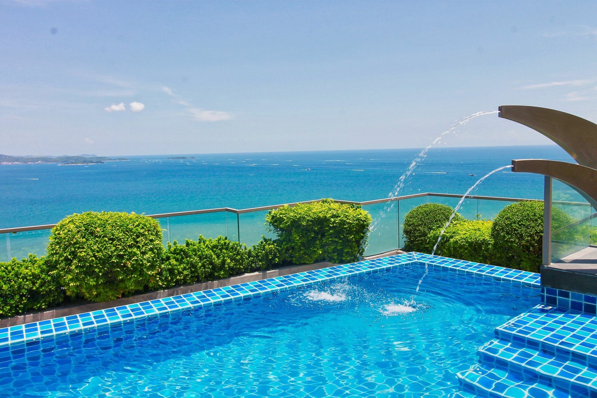 Apartamento The Peak Towers Pattaya Exterior foto